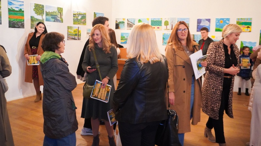 UMJETNICI IZ PET GRADOVA PREDSTAVILI RADOVE NA "KEJU 2025"